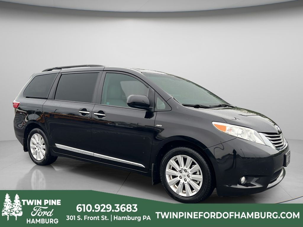 2017 Toyota Sienna XLE Premium V6 AWD 7-Passenger's photo
