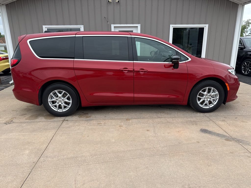 Used 2025 Chrysler Pacifica Select with VIN 2C4RC1BG3SR514643 for sale in Beatrice, NE