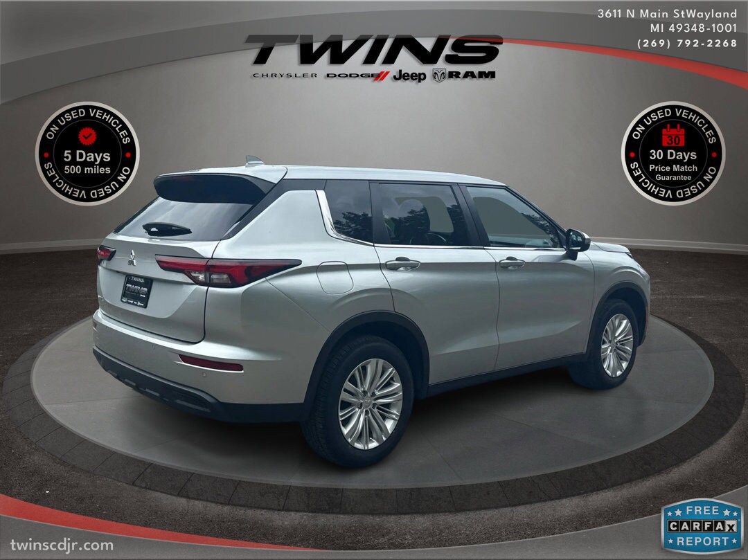 2023 Mitsubishi Outlander ES photo 3