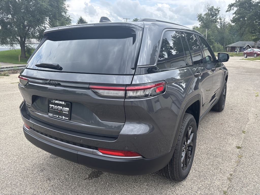 New 2026 Jeep Grand Cherokee LAREDO ALTITUDE 4X4 Sport Utility