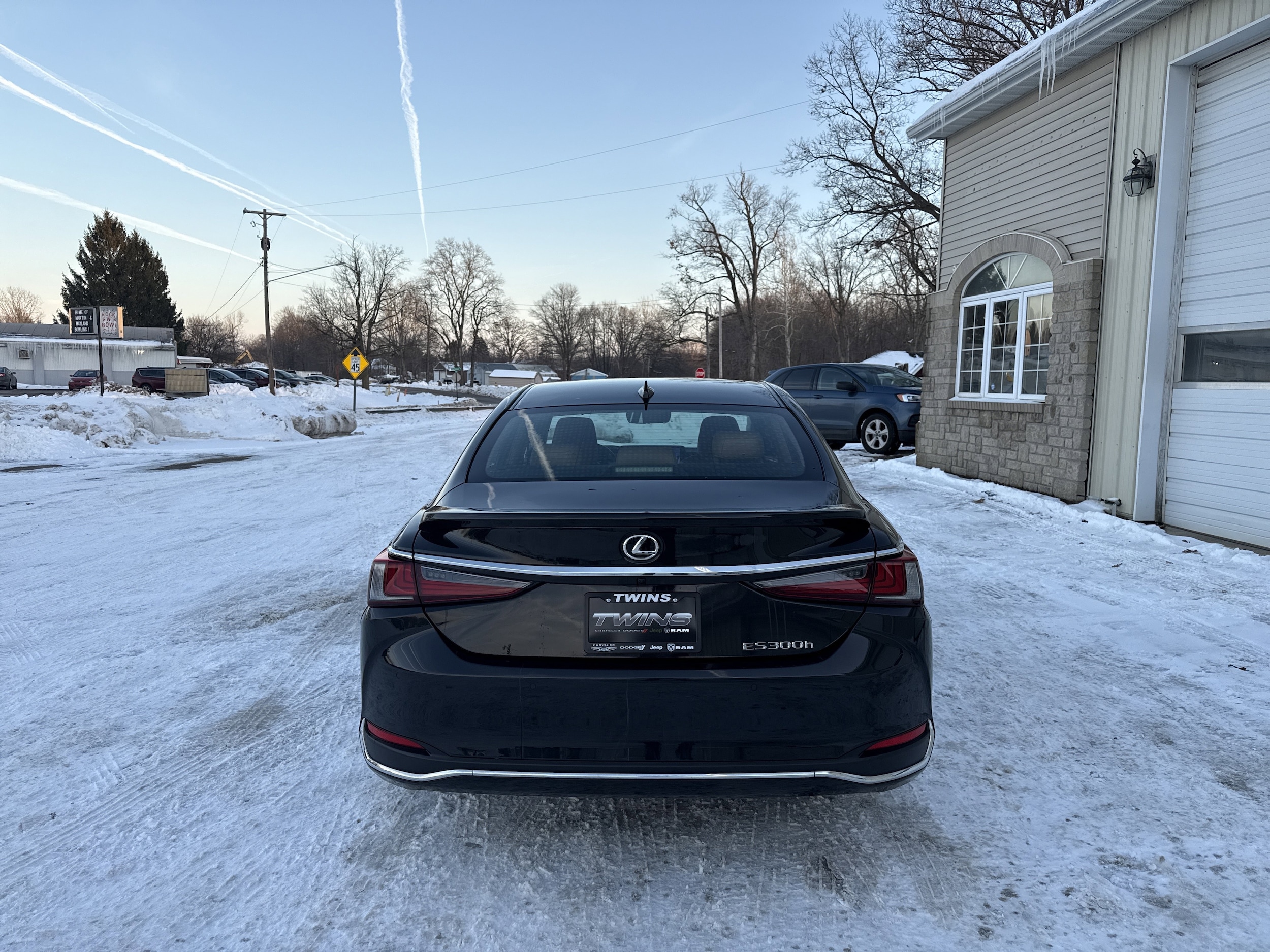2023 Lexus ES Hybrid 300h Ultra Luxury's photo
