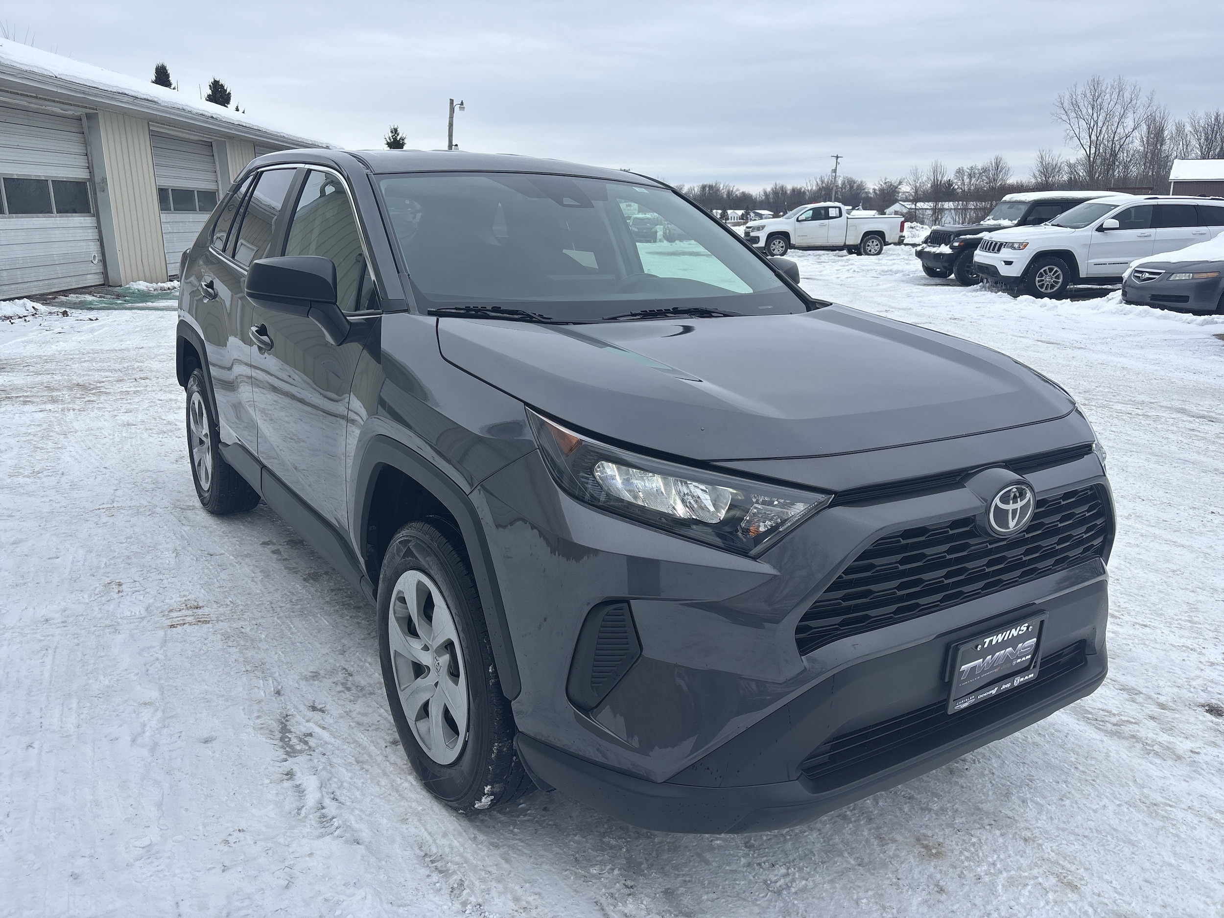 2022 Toyota RAV4 LE's photo