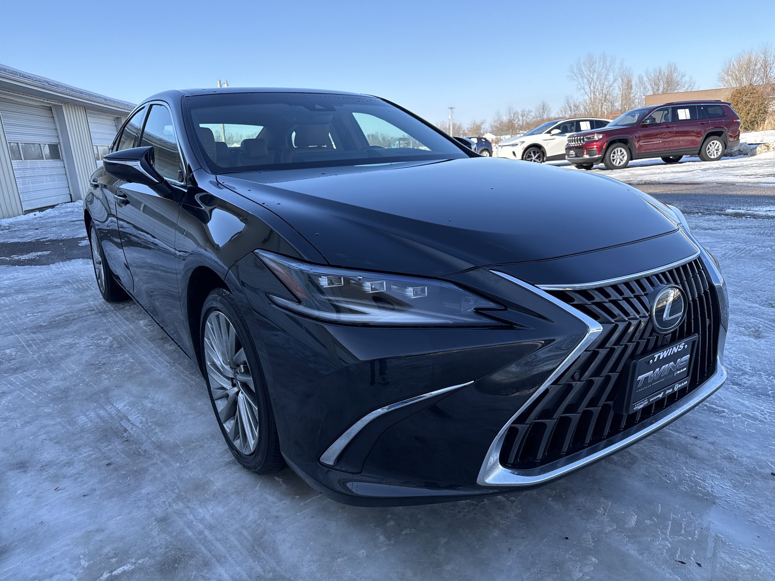2023 Lexus ES Hybrid 300h Ultra Luxury's photo