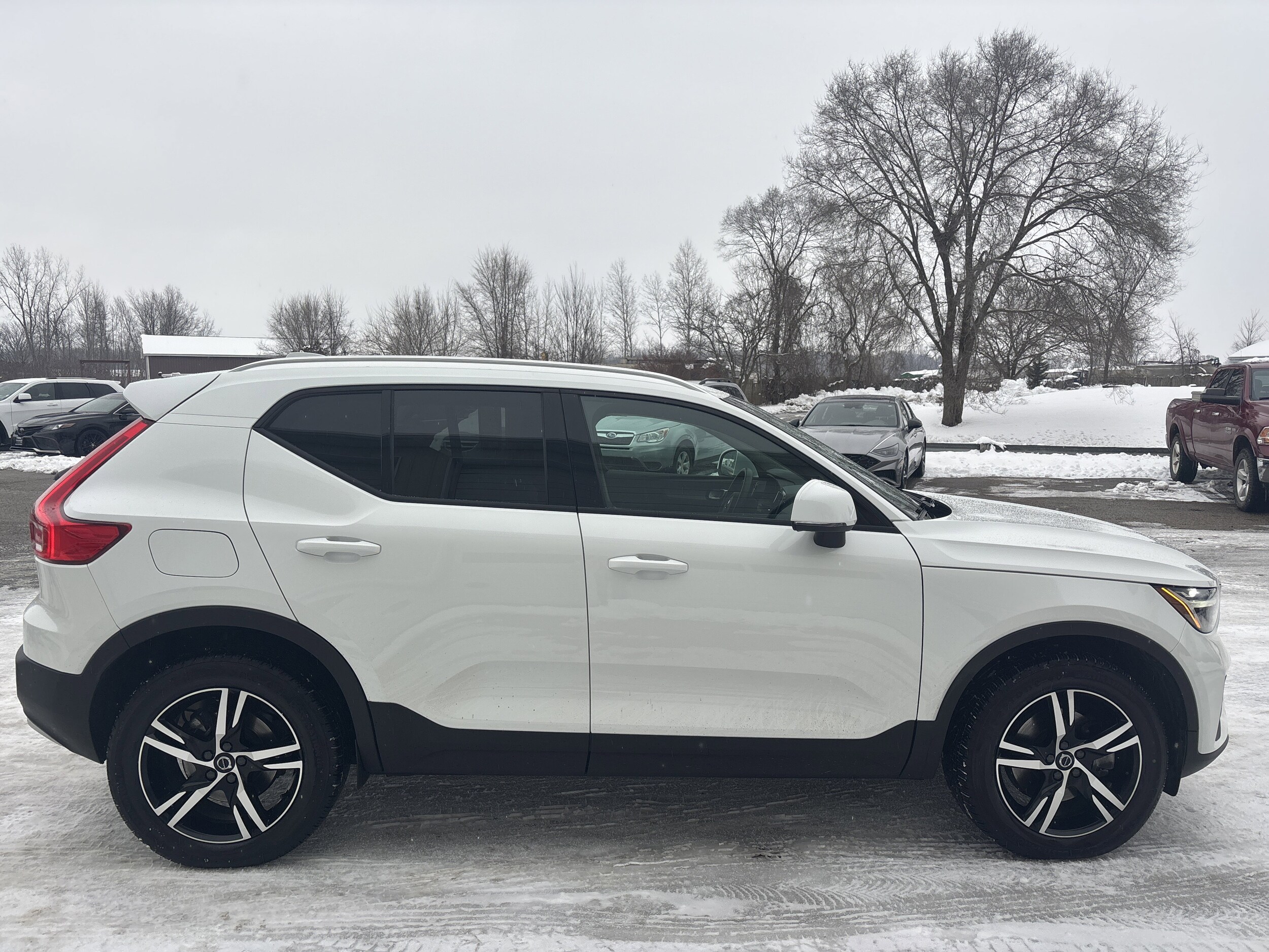 2023 Volvo XC40 AWD Core photo 2