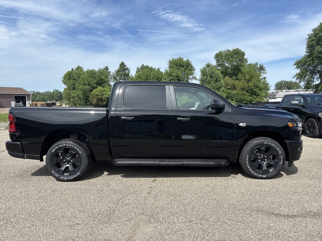 New 2026 Ram 1500 EXPRESS CREW CAB 4X4 5'7 BOX Pickup