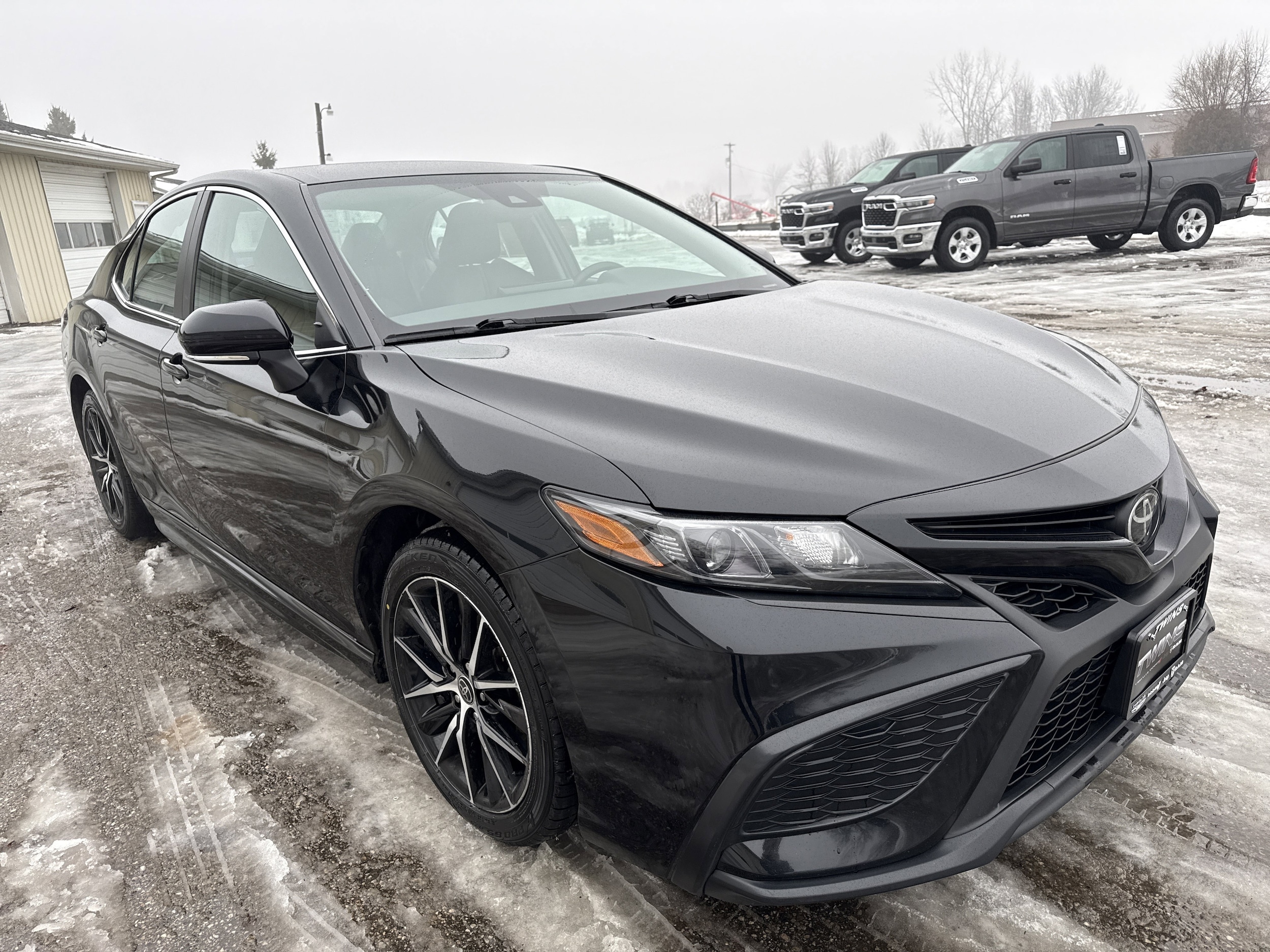 2024 Toyota Camry SE's photo