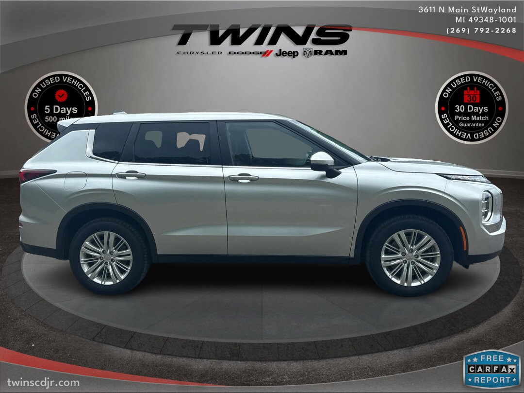2023 Mitsubishi Outlander ES photo 2