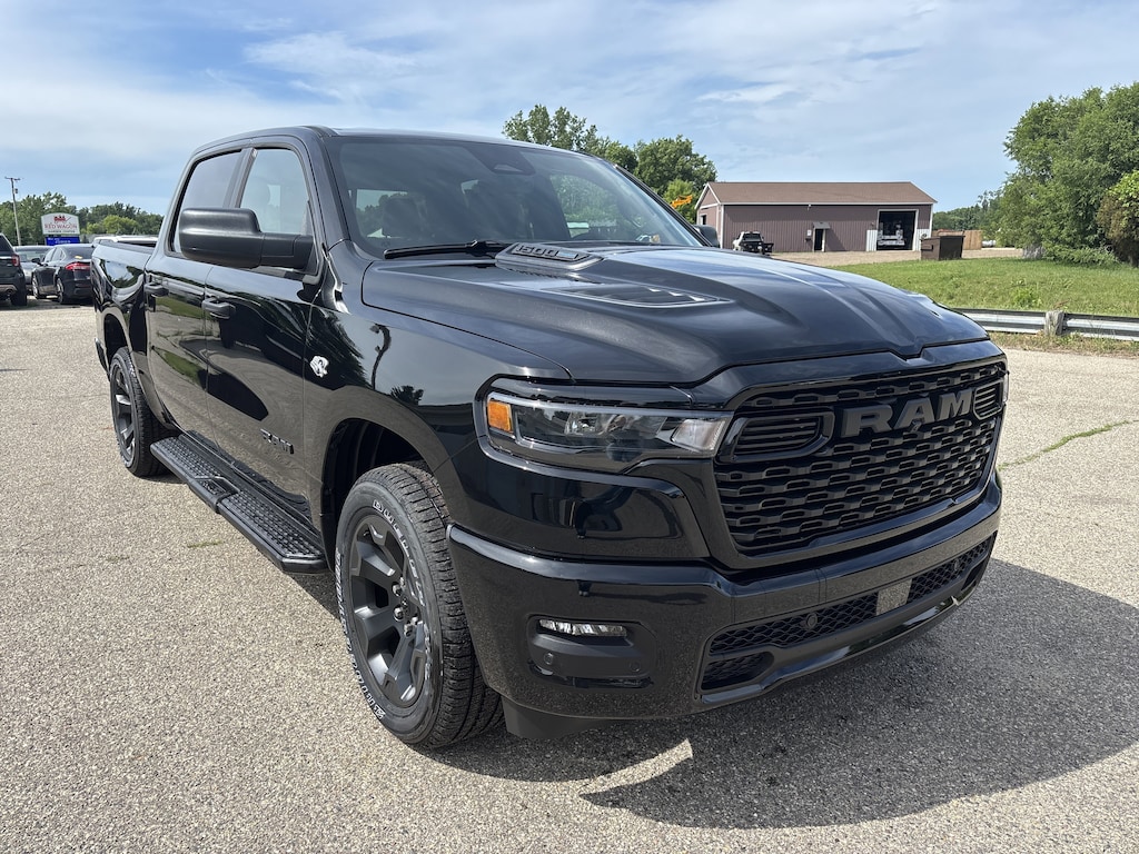New 2026 Ram 1500 EXPRESS CREW CAB 4X4 5'7 BOX Pickup