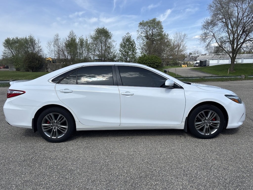 Used 2016 Toyota Camry SE Sedan