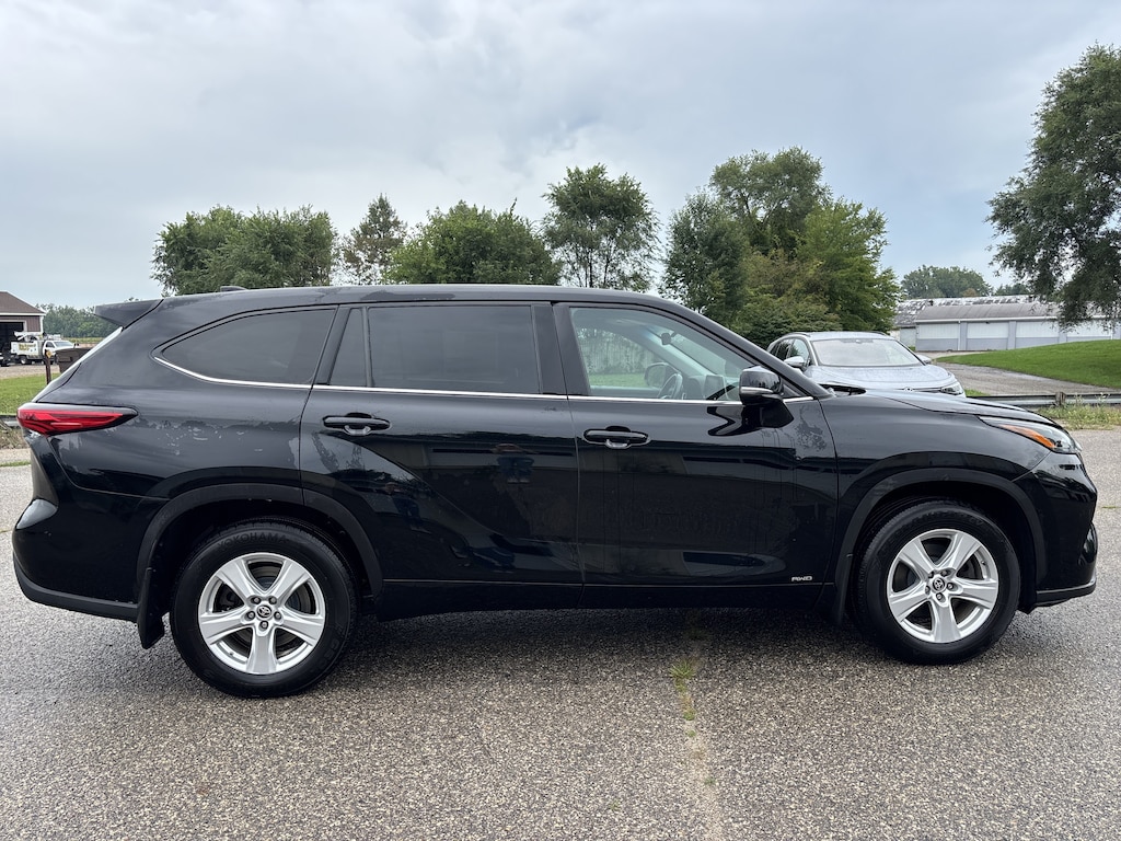 Used 2022 Toyota Highlander Hybrid LE Hybrid LE AWD
