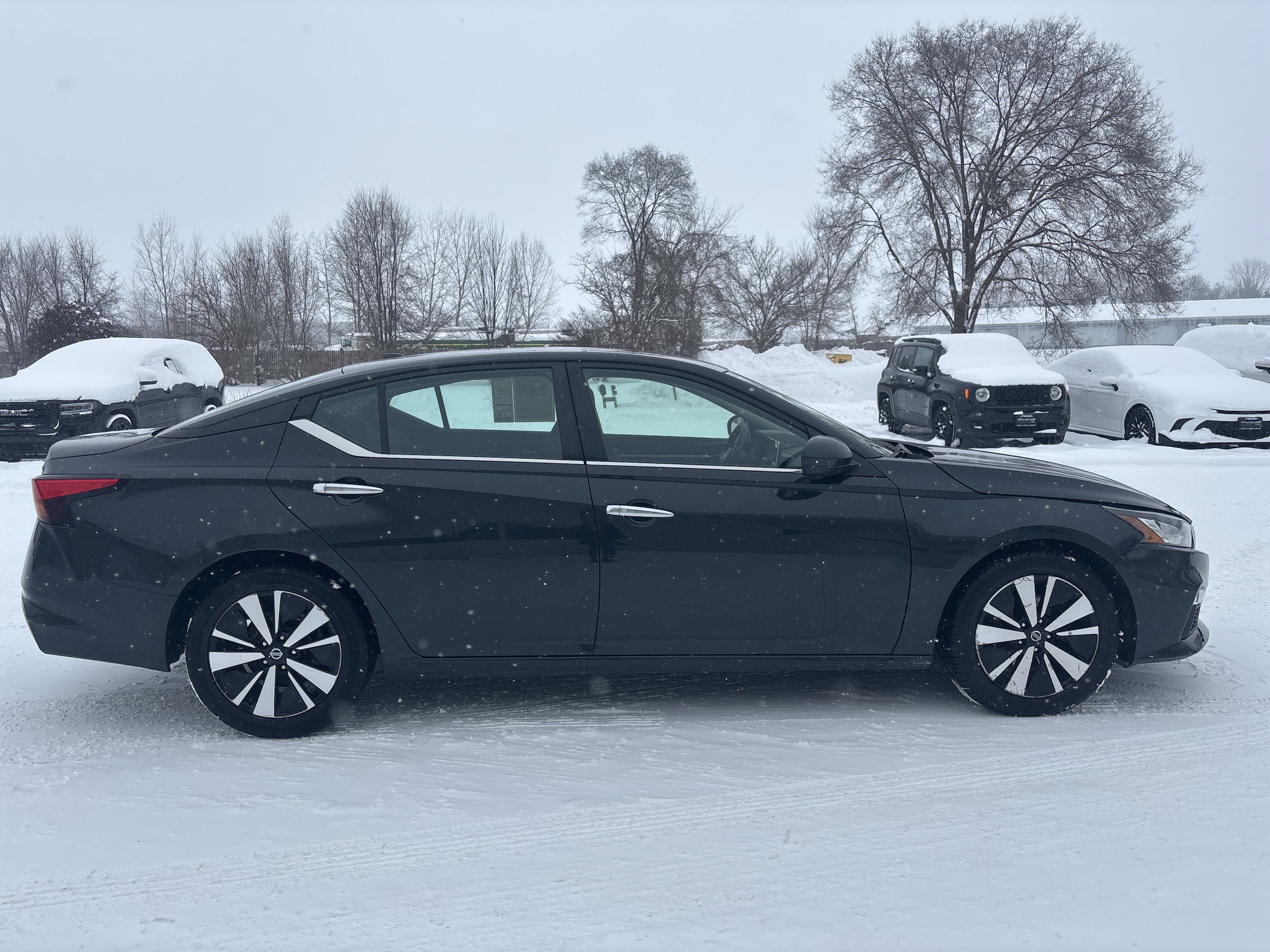 Used 2022 Nissan Altima SV with VIN 1N4BL4DV0NN384410 for sale in Wayland, MI