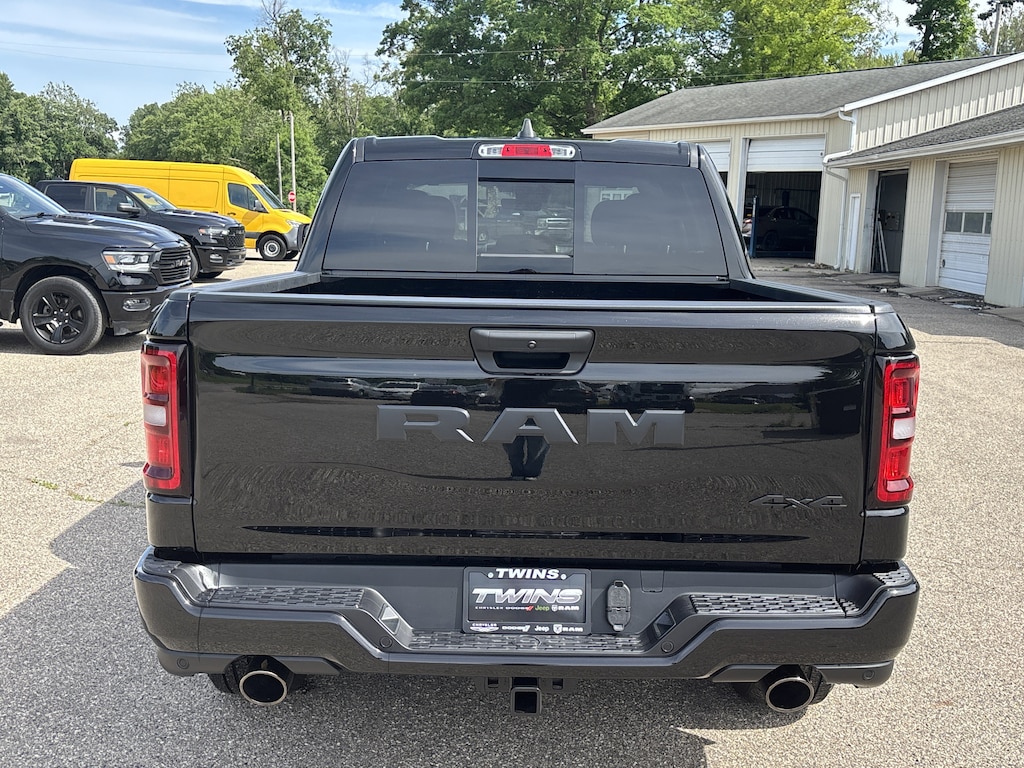 New 2026 Ram 1500 EXPRESS CREW CAB 4X4 5'7 BOX Pickup