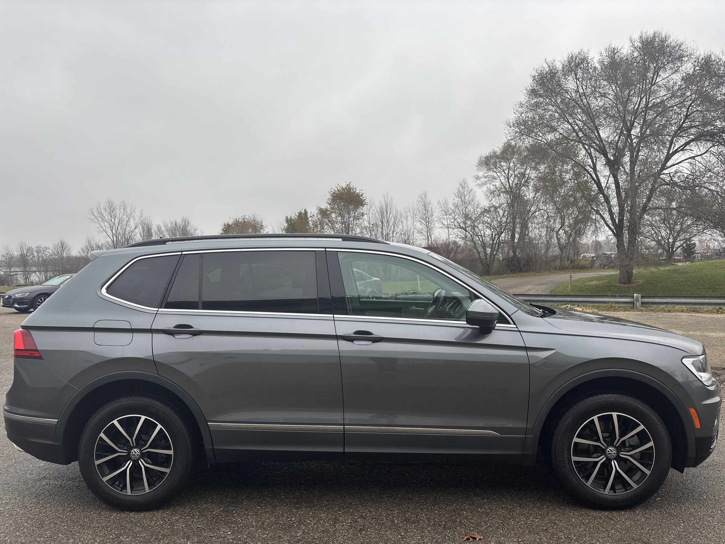 2021 Volkswagen Tiguan R-Line Black SEL photo 2