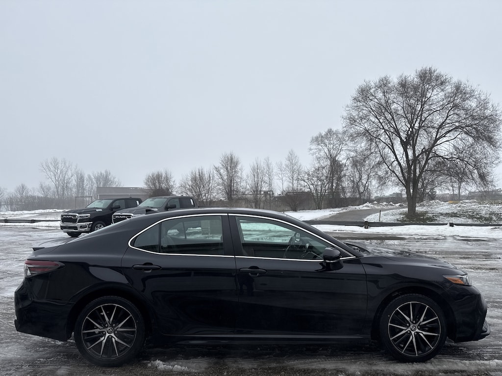 Used 2024 Toyota Camry SE SE Auto