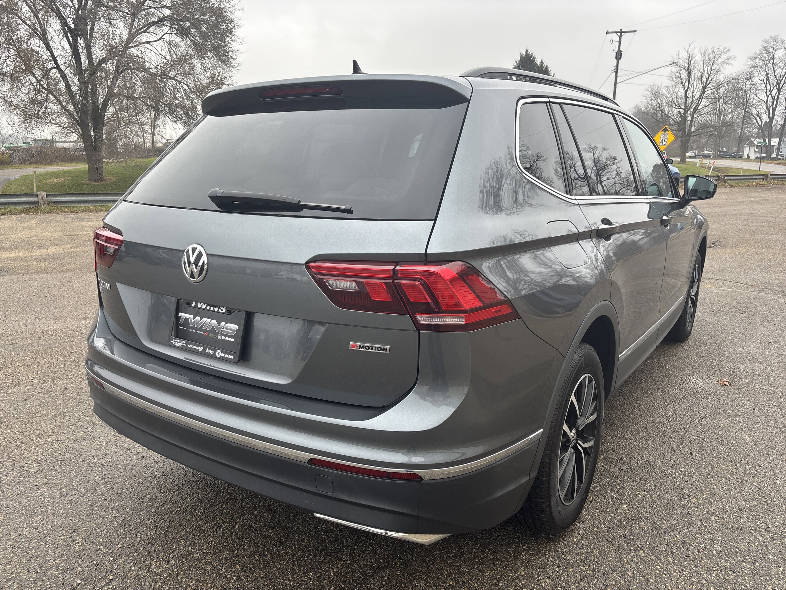 2021 Volkswagen Tiguan R-Line Black SEL photo 3