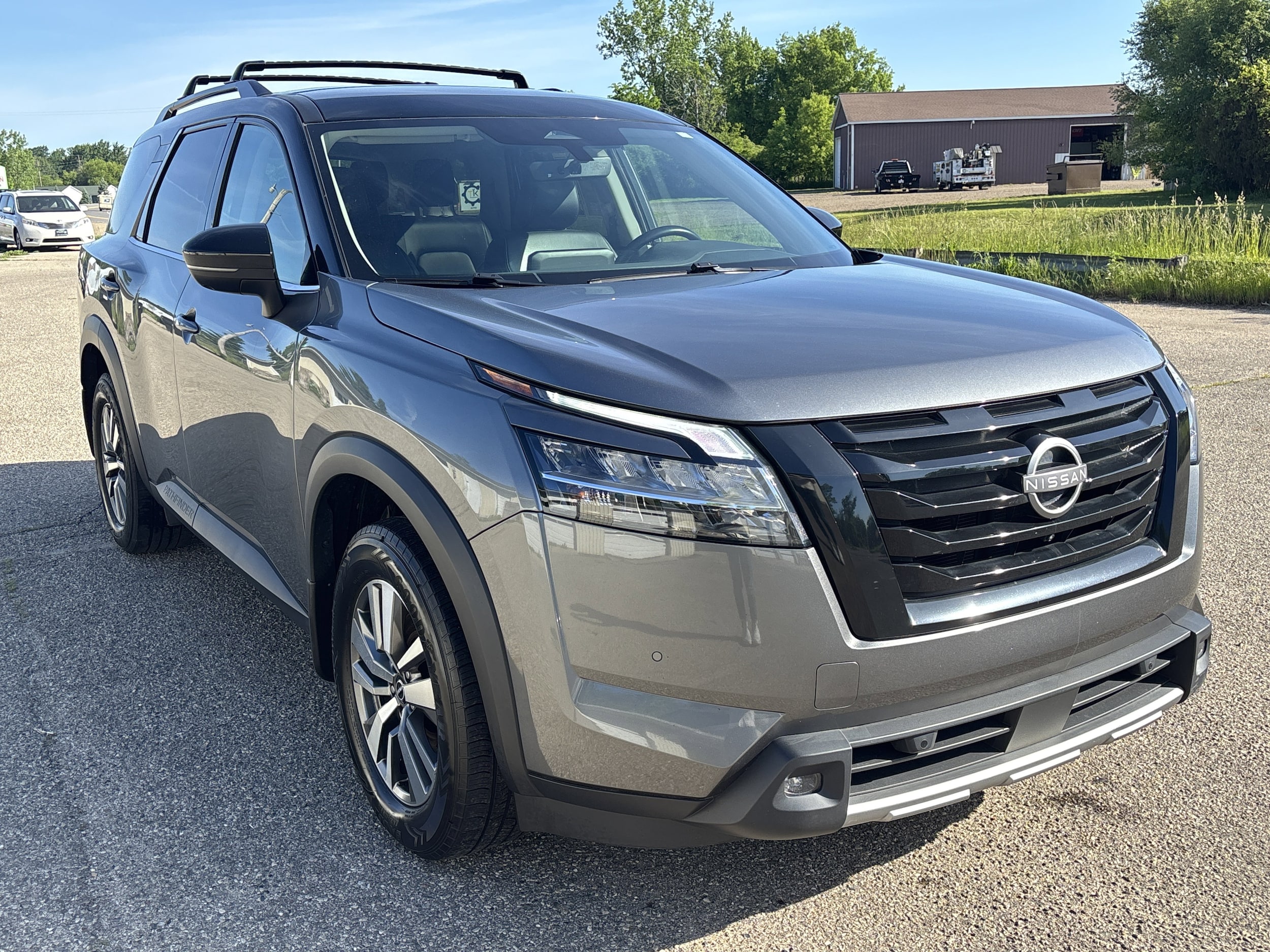 2023 Nissan Pathfinder SL 4WD's photo