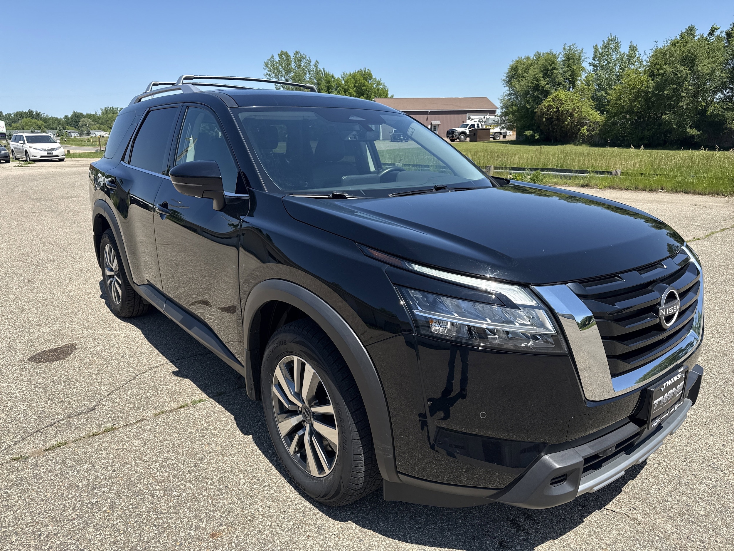2023 Nissan Pathfinder SL 4WD's photo