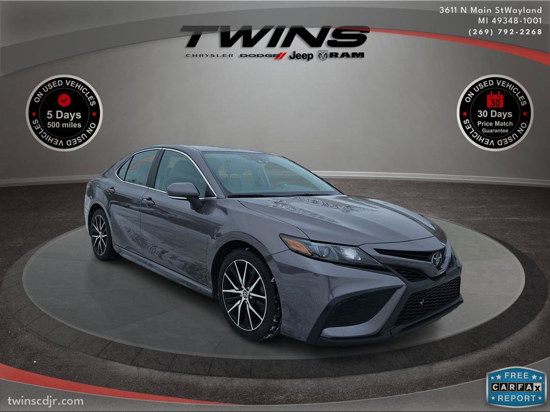 Used 2022 Toyota Camry SE with VIN 4T1G11AKXNU662066 for sale in Wayland, MI