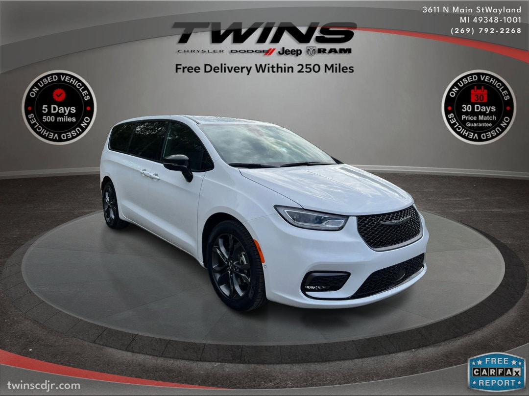 2026 Chrysler Pacifica Select's photo