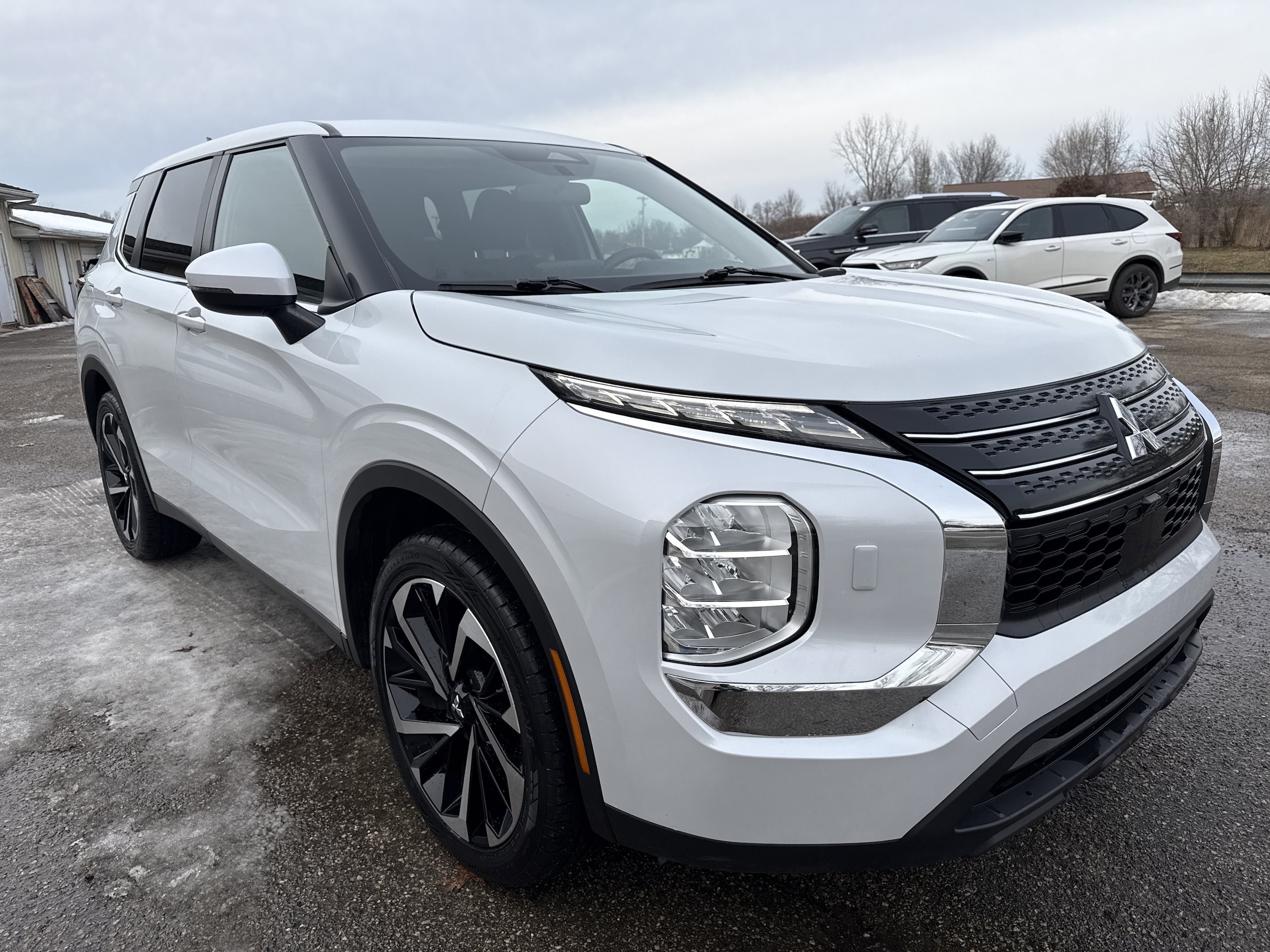 2022 Mitsubishi Outlander ES's photo