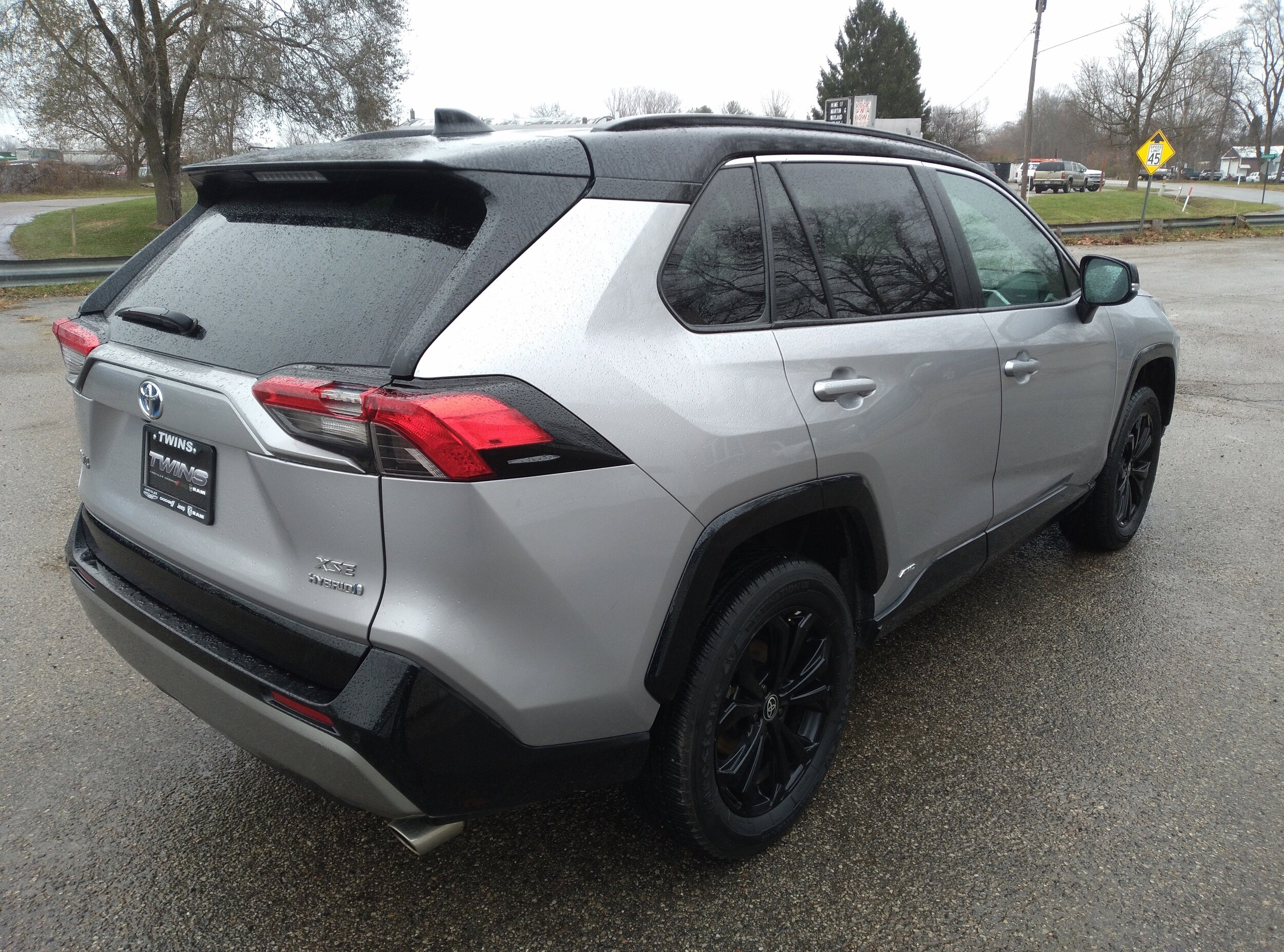 2022 Toyota RAV4 Hybrid XSE photo 3