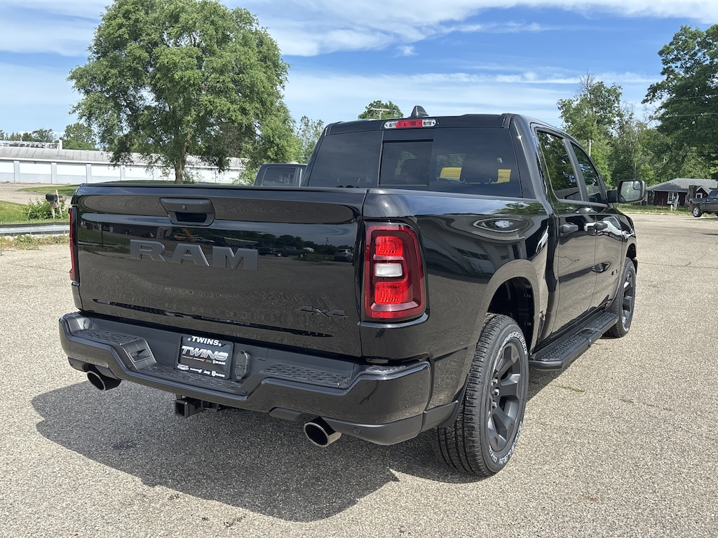 New 2026 Ram 1500 EXPRESS CREW CAB 4X4 5'7 BOX Pickup