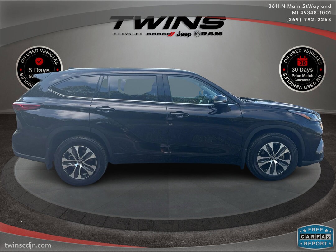 2022 Toyota Highlander XLE photo 2