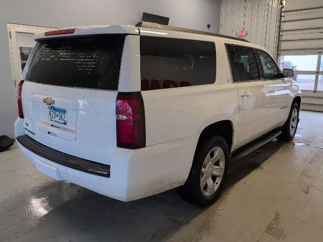 2017 Chevrolet Suburban LT photo 4