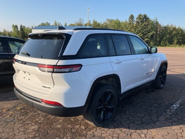 2023 Jeep Grand Cherokee Limited photo 2
