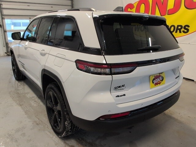 2023 Jeep Grand Cherokee Limited photo 2