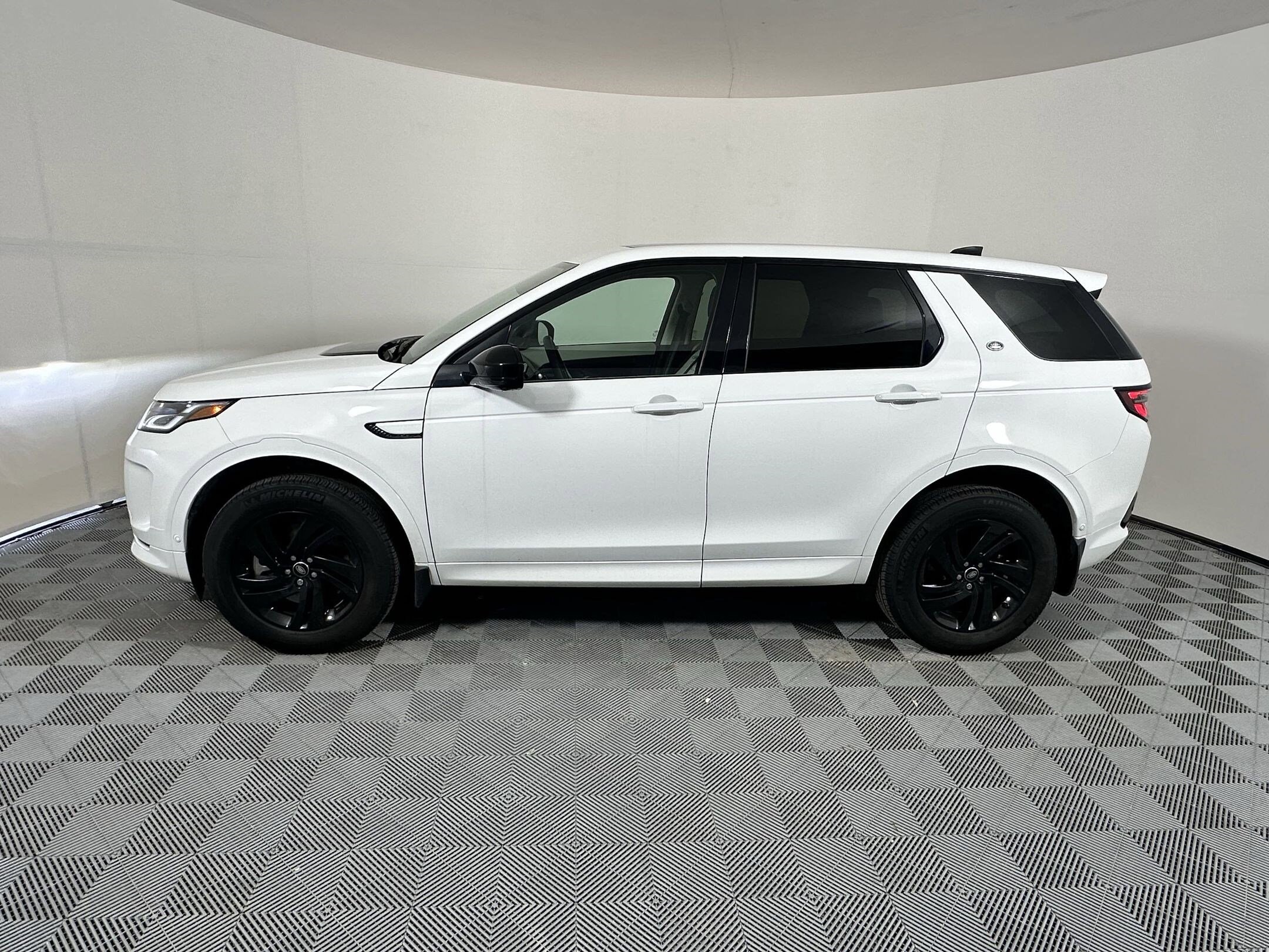 2025 Land Rover Discovery Sport S photo 2