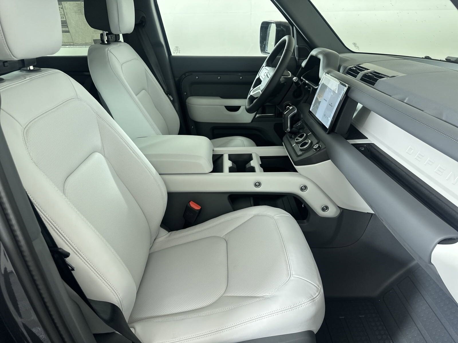 2025 Land Rover Defender 110 S photo 3