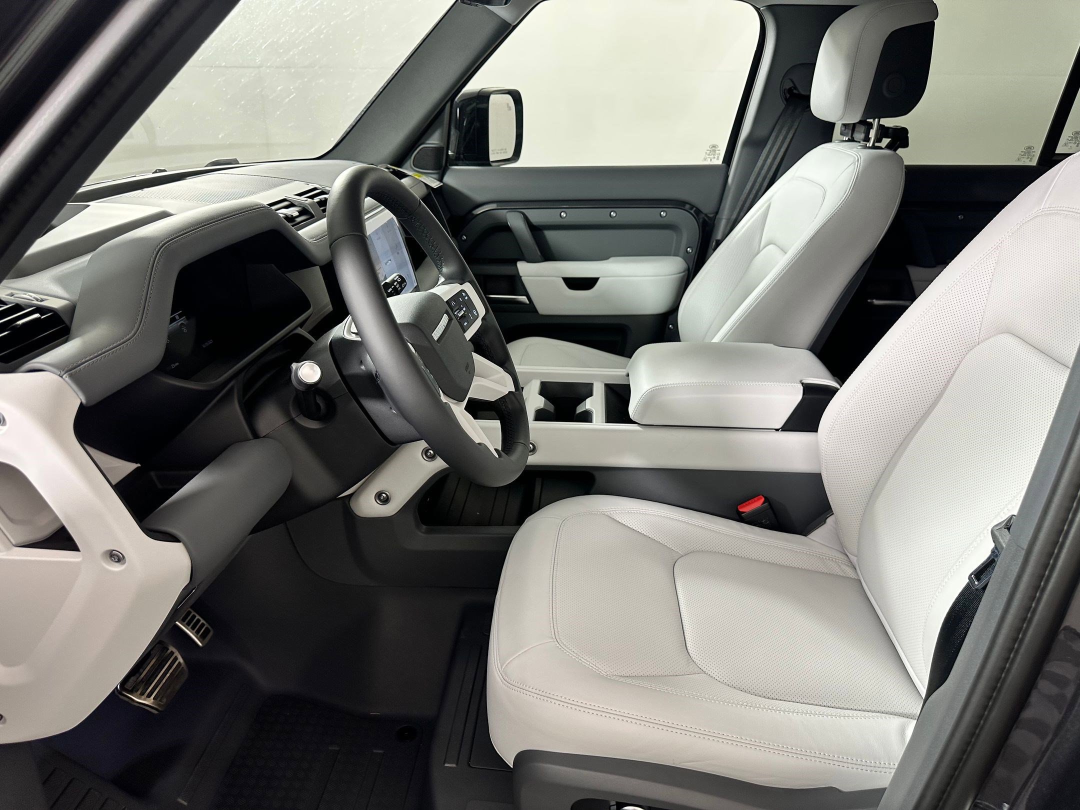 2025 Land Rover Defender X-Dynamic SE photo 4