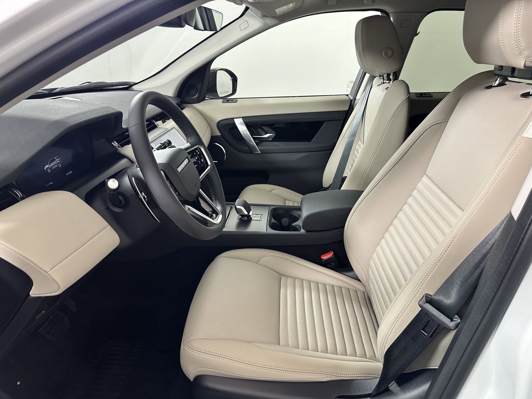 2025 Land Rover Discovery Sport S photo 4