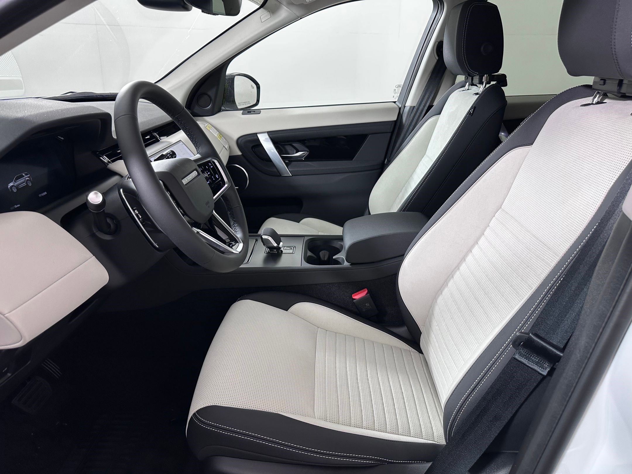 2025 Land Rover Discovery Sport S photo 4