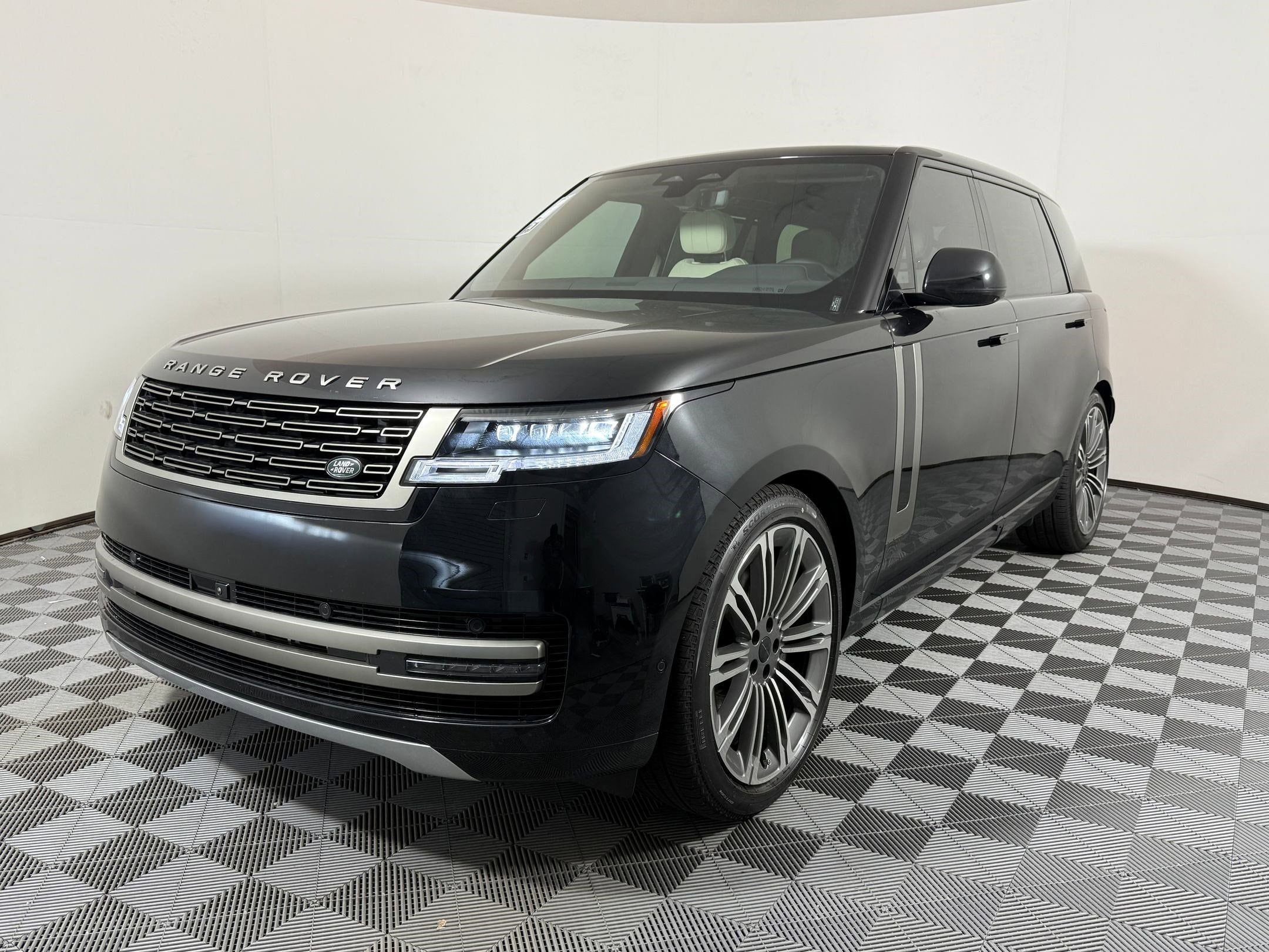 2026 Land Rover Range Rover 3.0 SE LWB 7's photo
