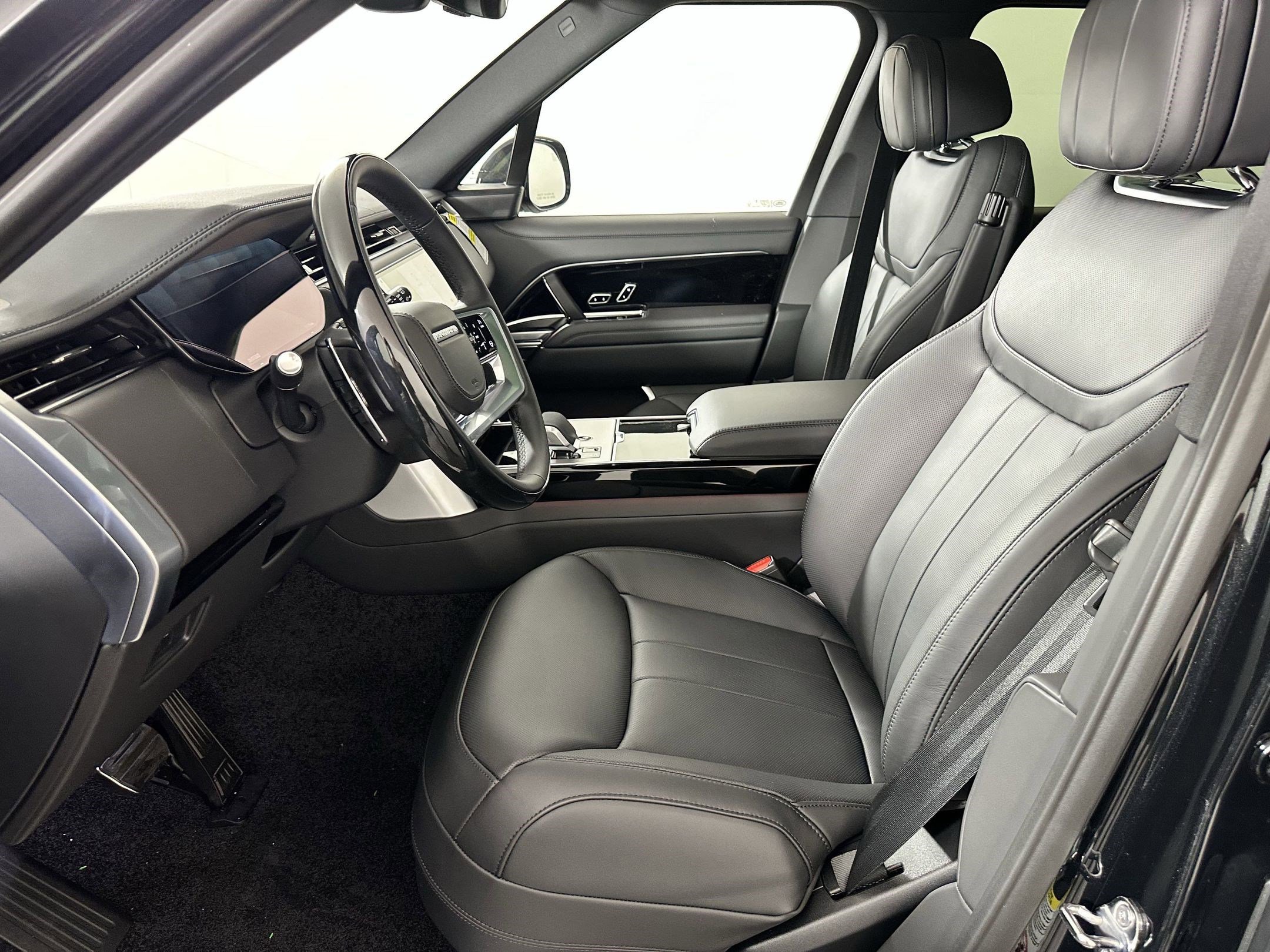 2025 Land Rover Range Rover SE photo 2