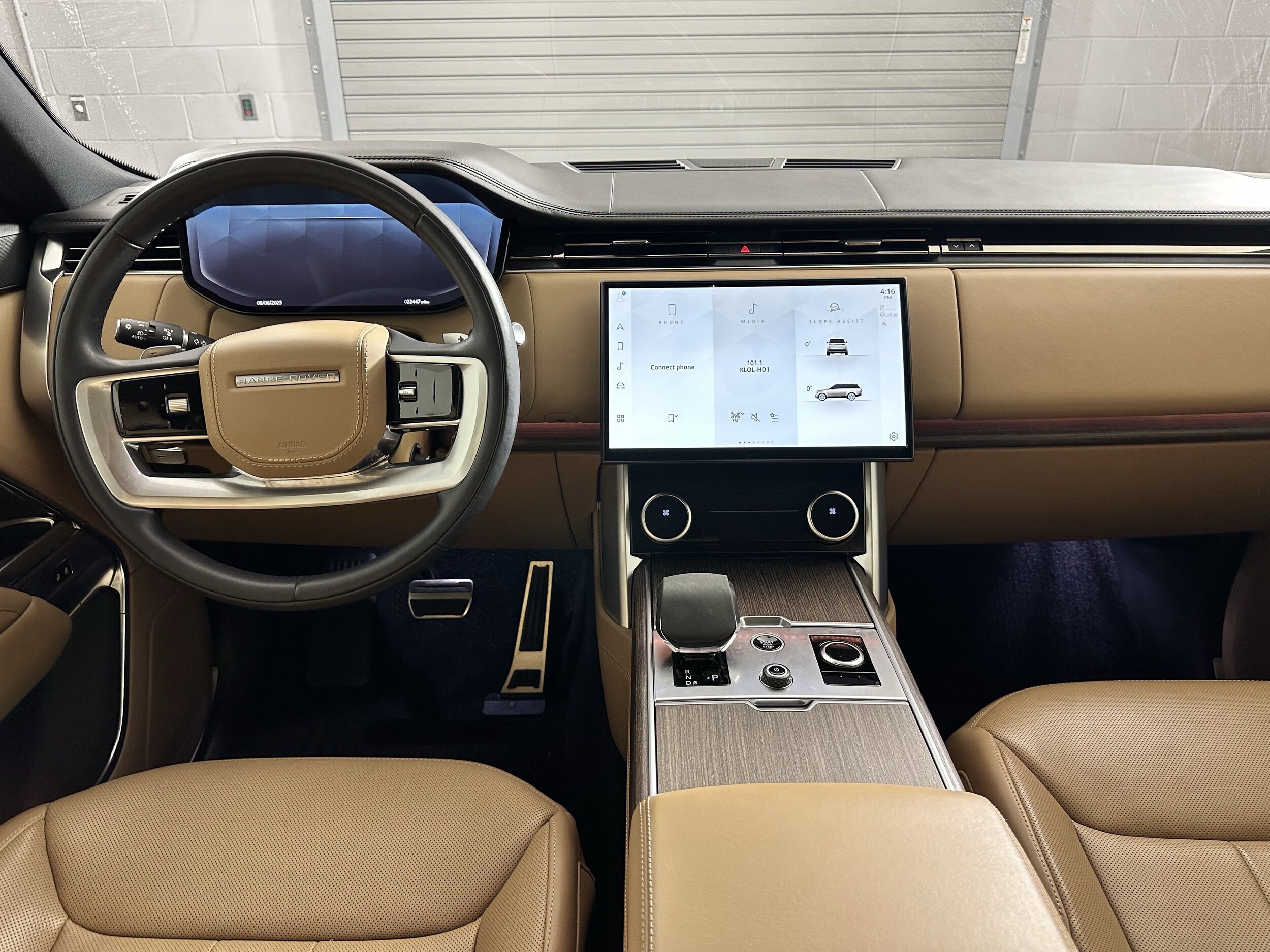 2023 Land Rover Range Rover SE photo 3