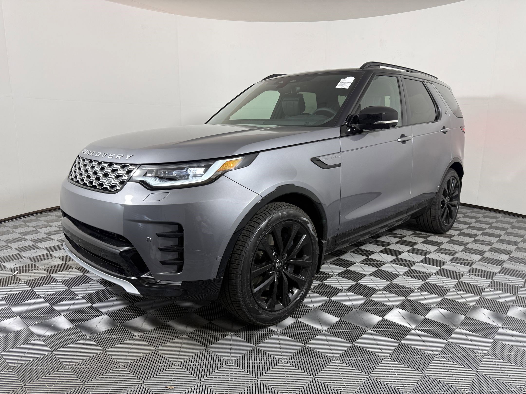 2026 Land Rover Discovery Gemini Edition's photo