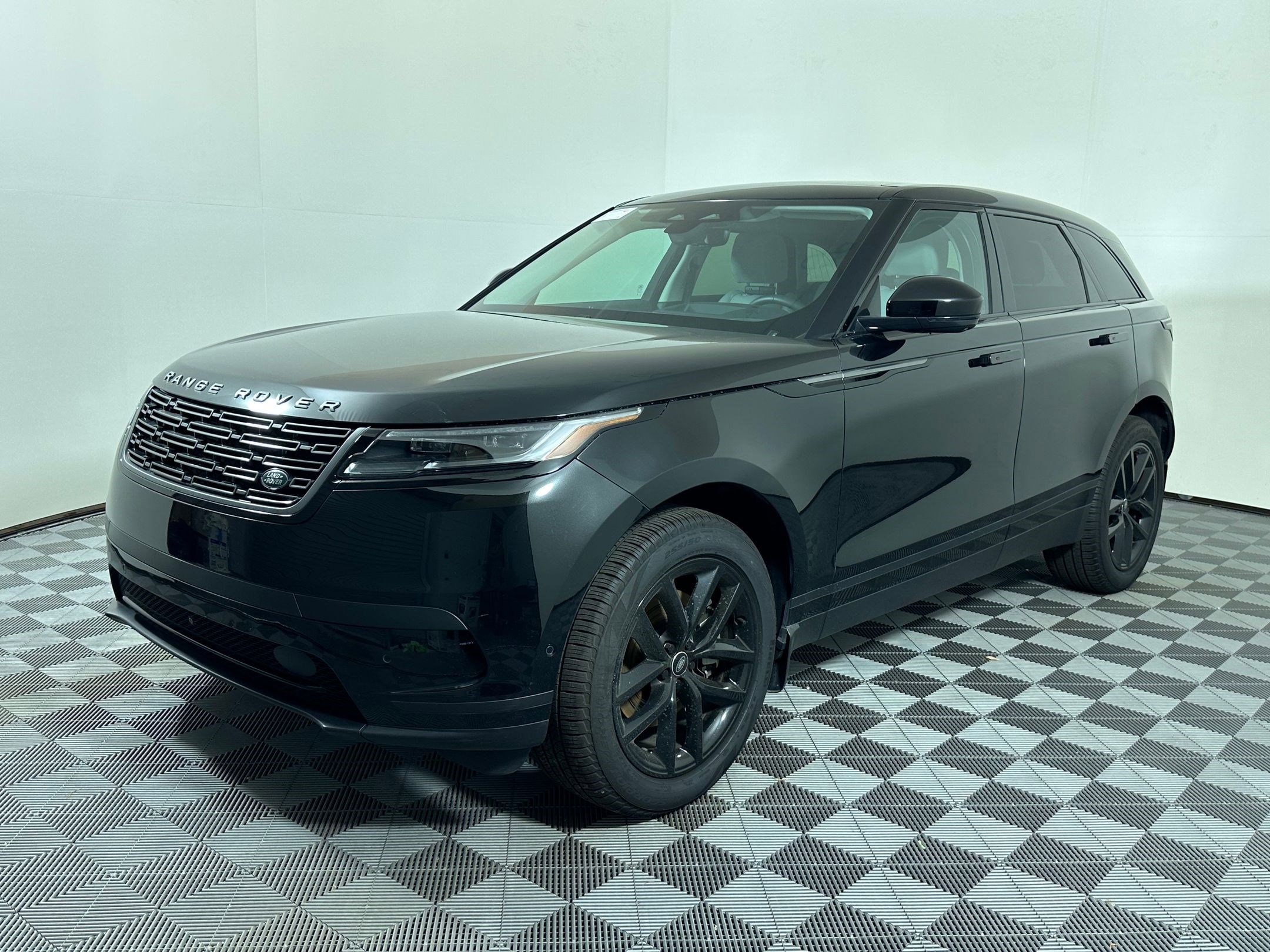 2025 Land Rover Range Rover Velar S's photo
