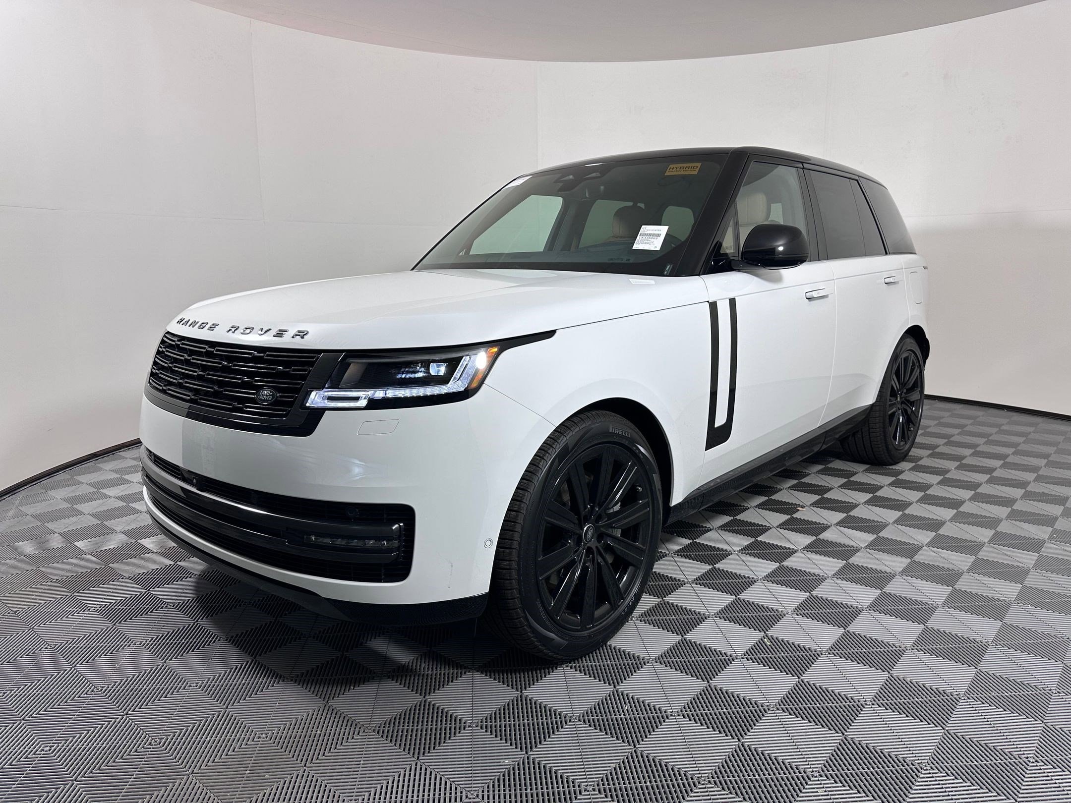 2025 Land Rover Range Rover SE's photo