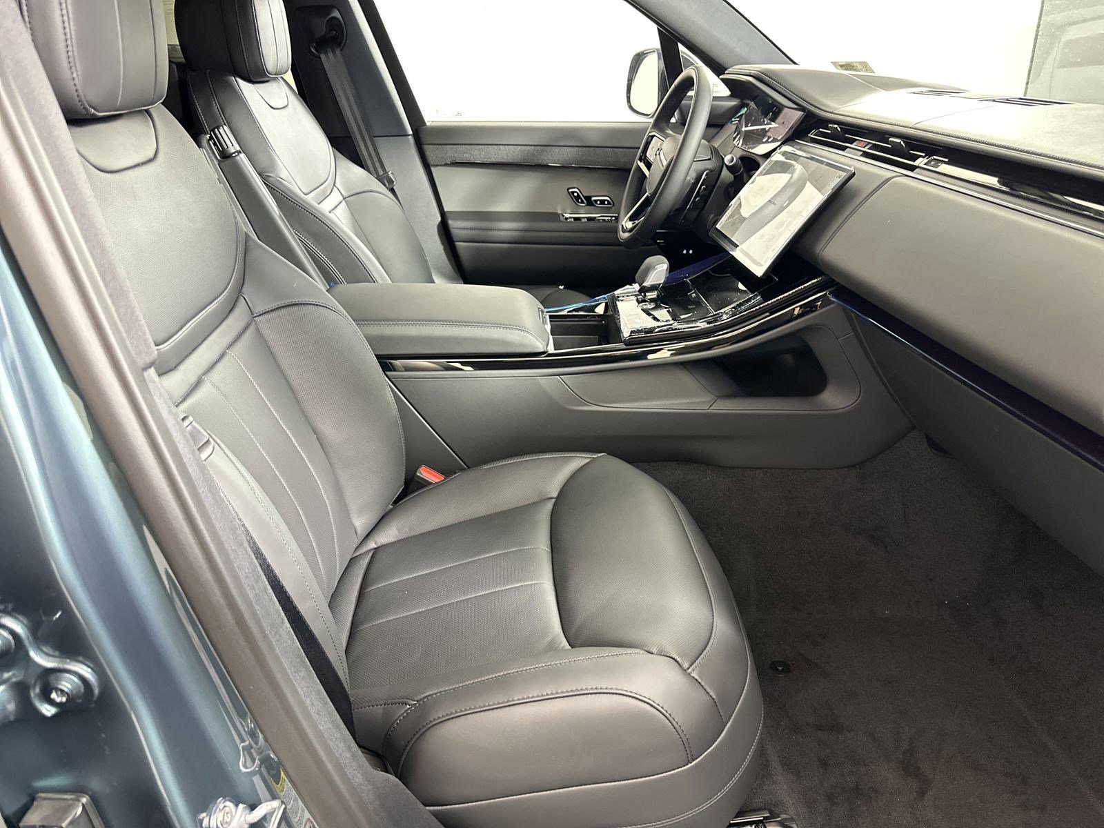 2025 Land Rover Range Rover Sport SE photo 3