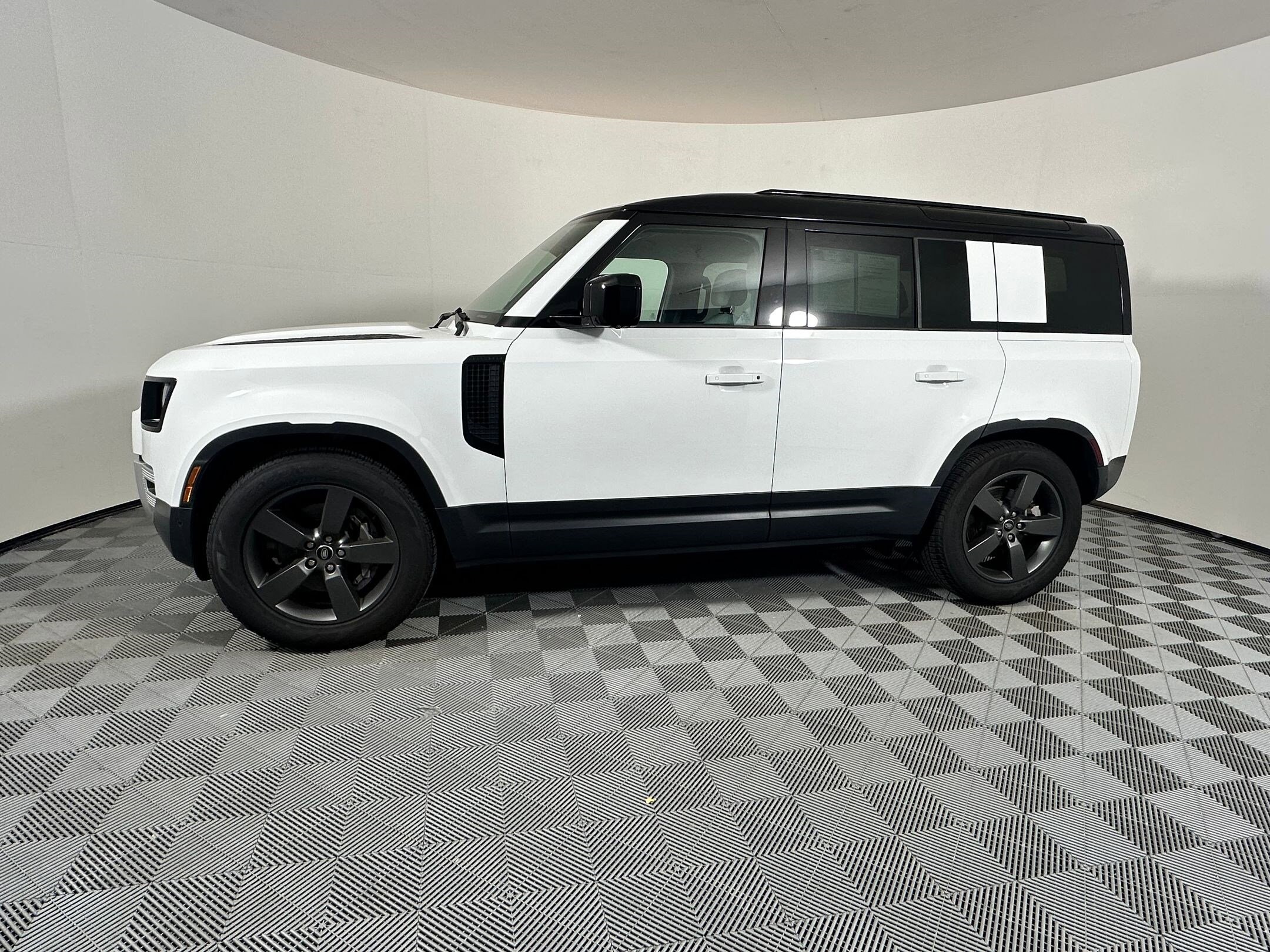 2025 Land Rover Defender 110 S photo 2