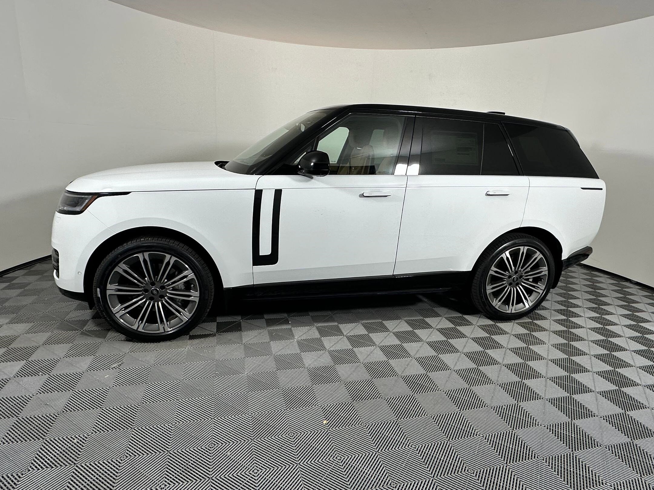 2025 Land Rover Range Rover SE photo 2