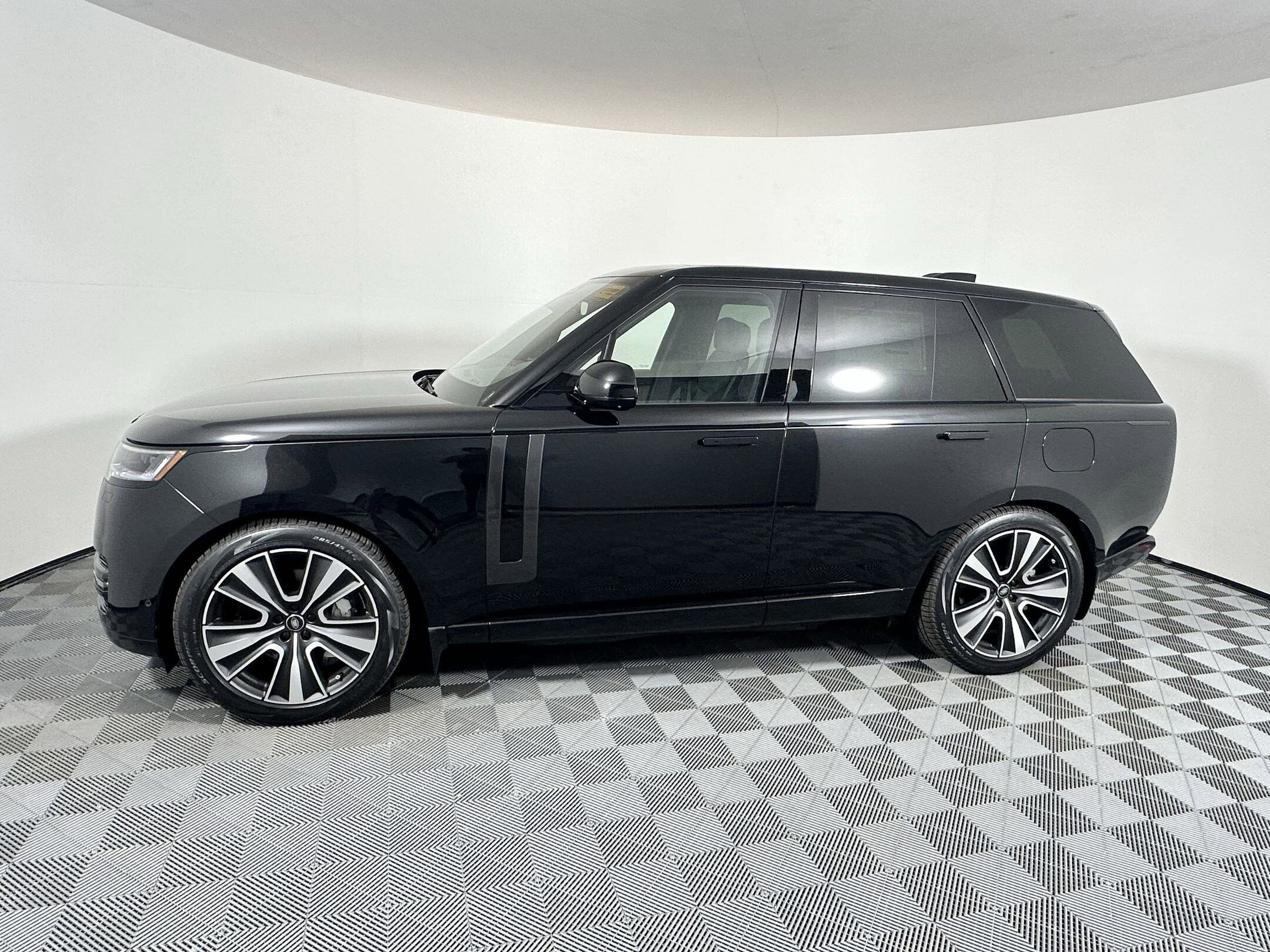 2025 Land Rover Range Rover SE photo 2