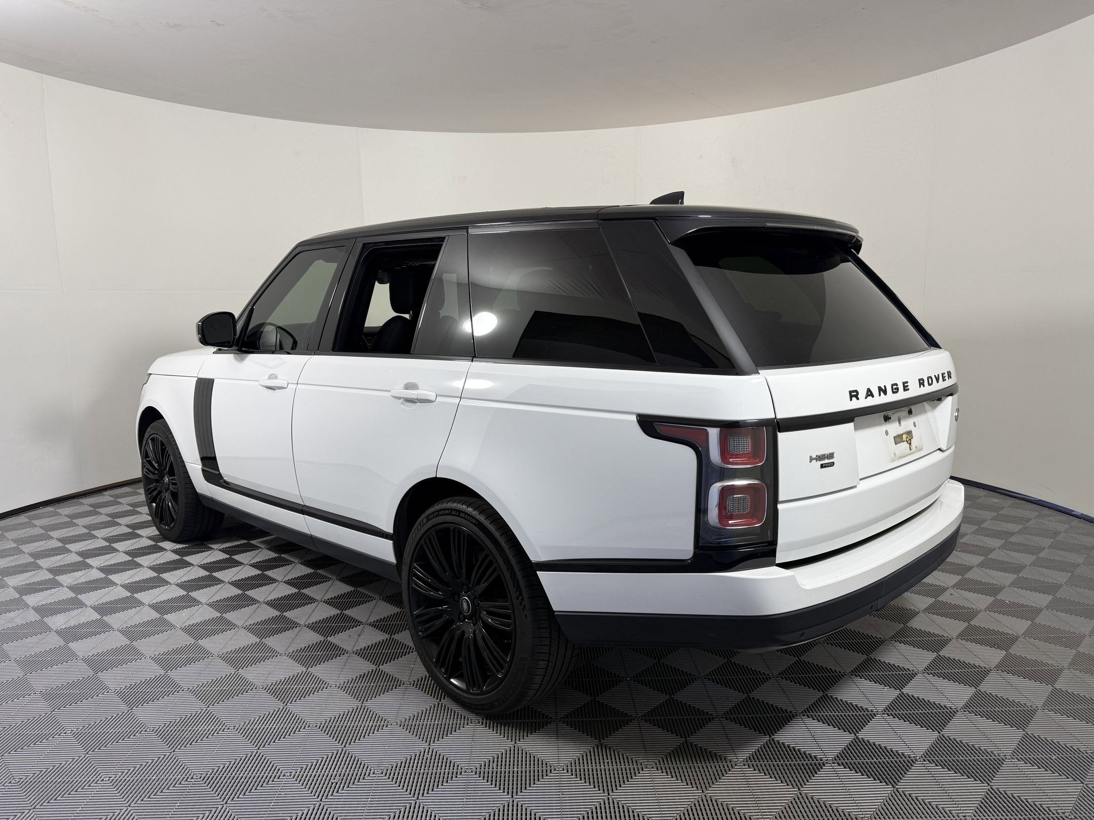 2022 Land Rover Range Rover P525 HSE HSE Westminster Edition photo 3