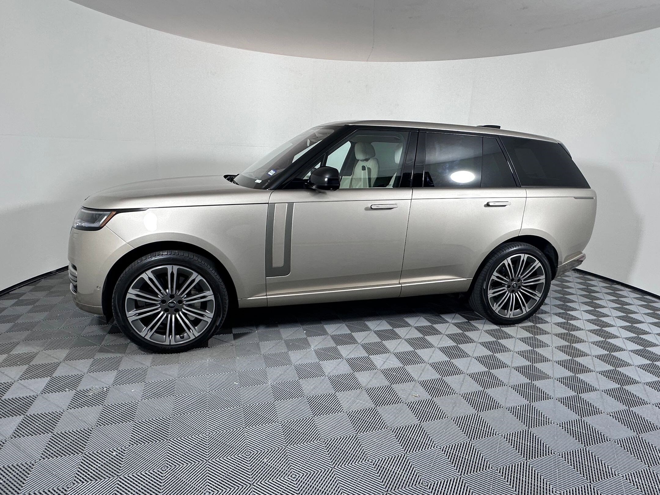 2023 Land Rover Range Rover SE photo 2