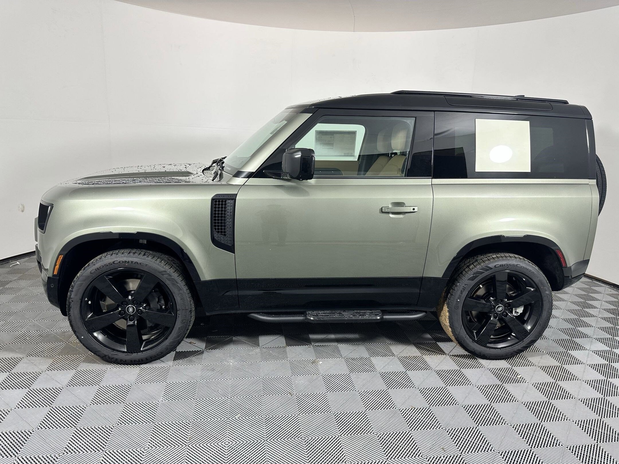 2025 Land Rover Defender 90 X-Dynamic SE photo 2
