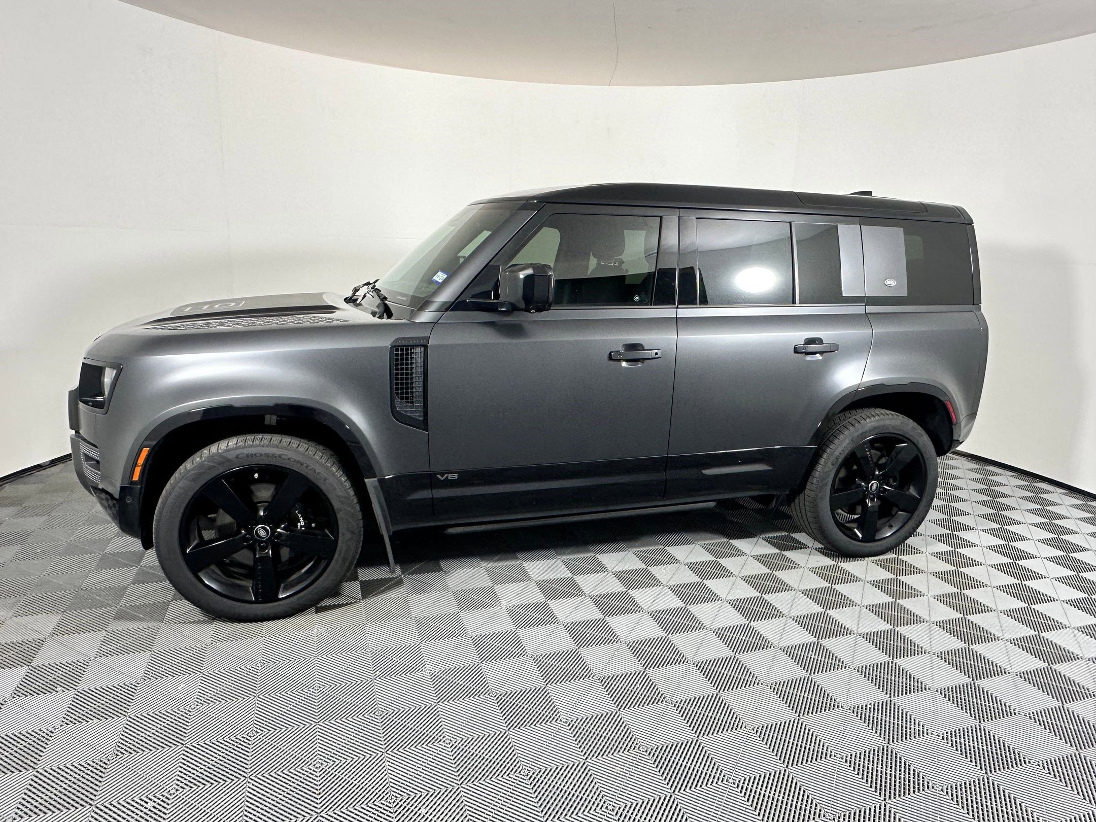 2023 Land Rover Defender Carpathian Edition photo 2