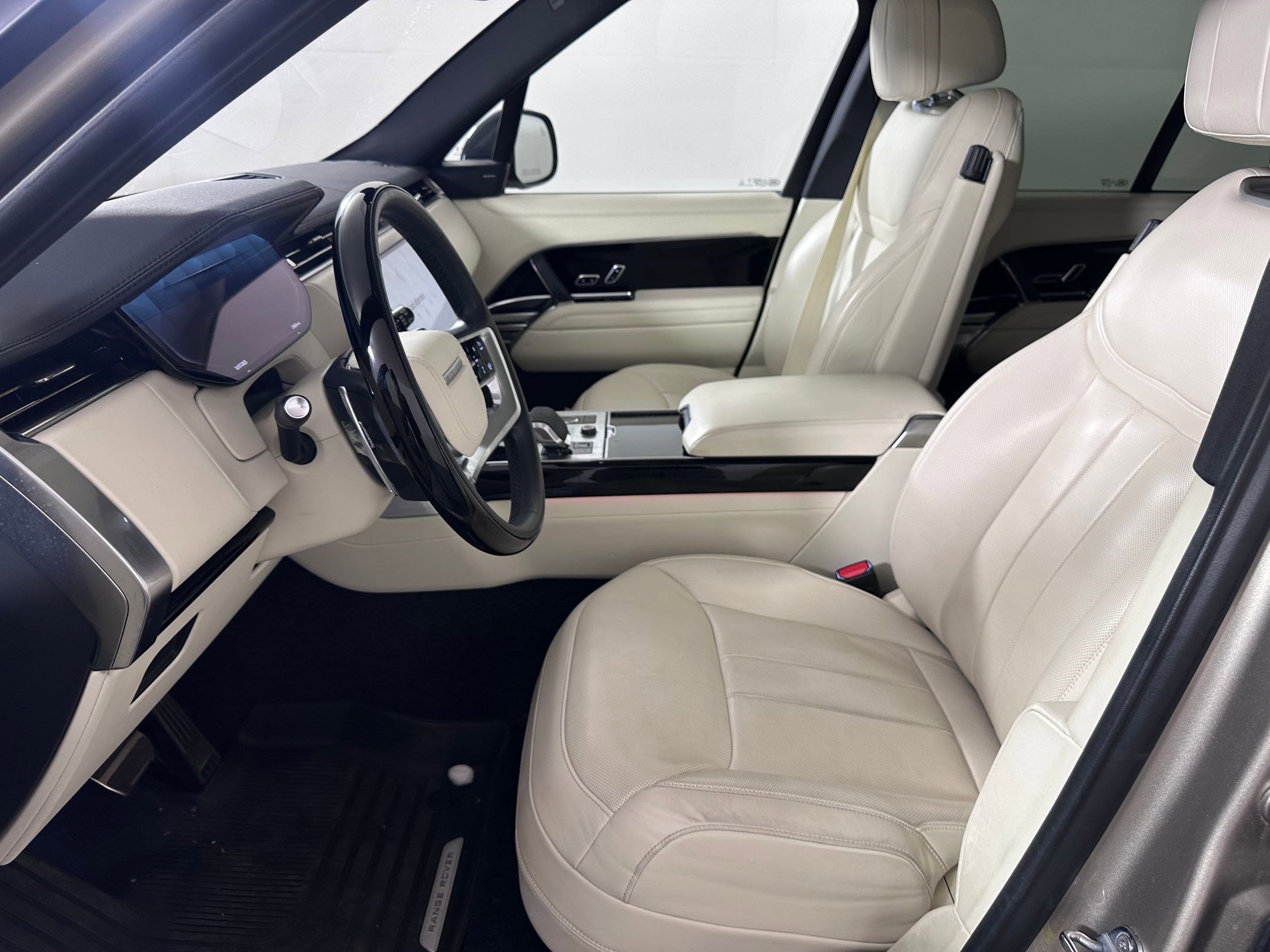 2023 Land Rover Range Rover SE photo 4